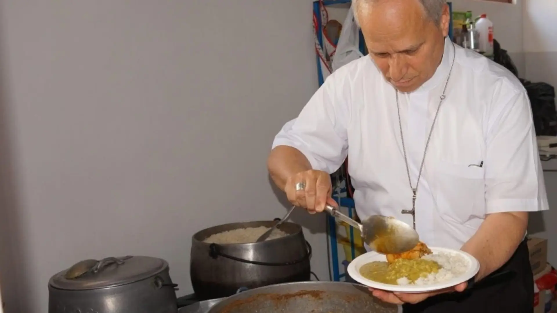 La simbólica historia detrás de la foto de Prevost sirviendo comida peruana antes de ser León XIV