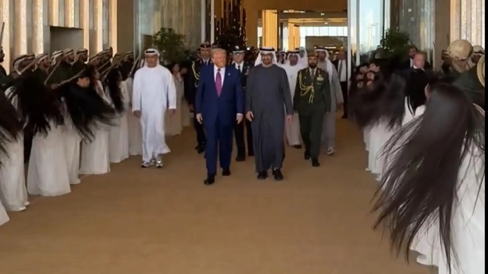 Así es el baile 'Khaleegy' con el que decenas de mujeres moviendo sus melenas recibieron a Trump en Emiratos Árabes