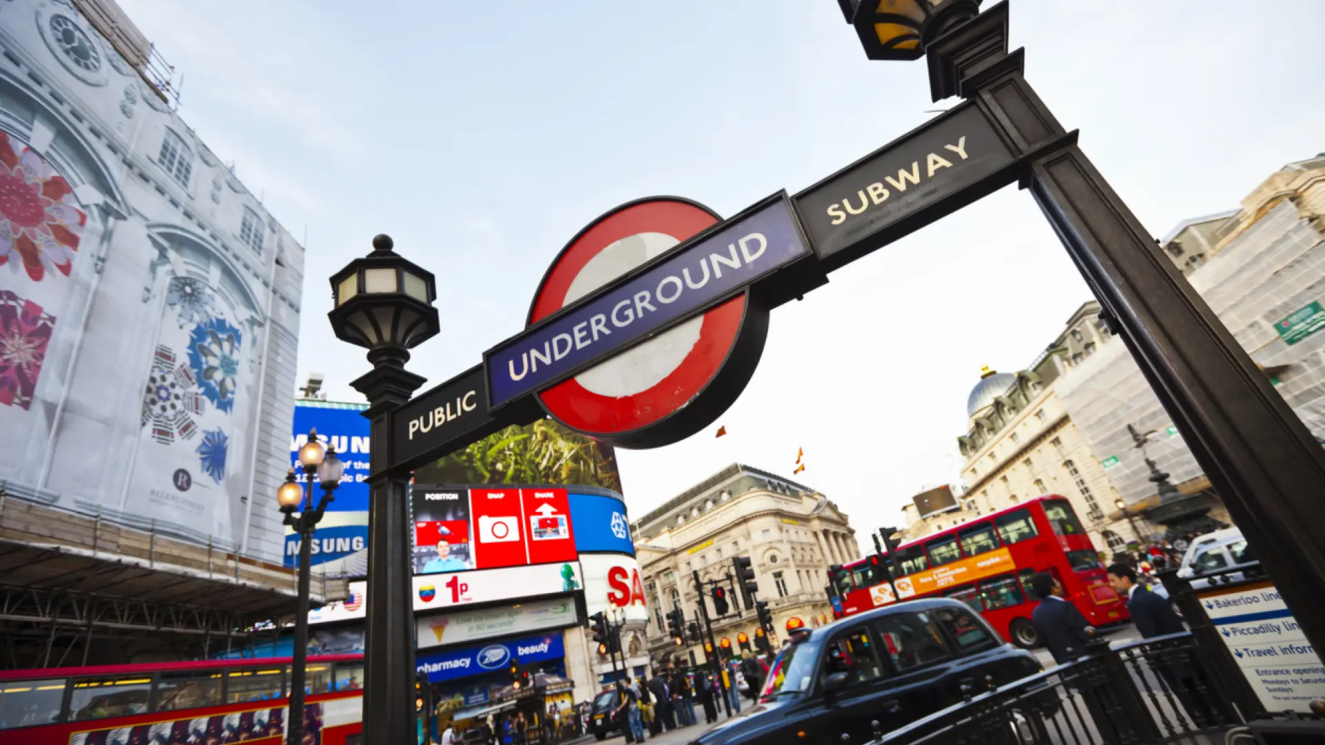 Un corte de electricidad en Londres provoca el cierre de varias líneas de metro