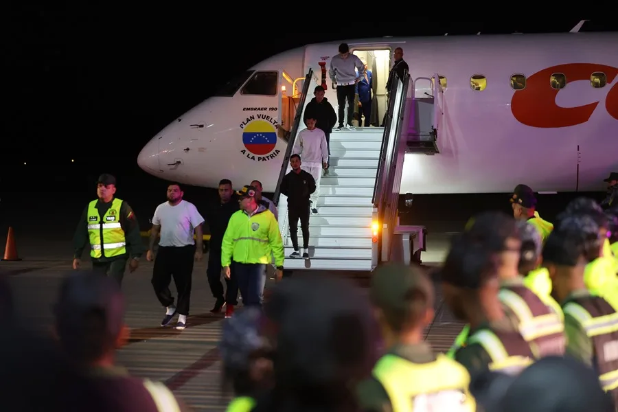 Aterrizó en Maiquetía avión de bandera estadounidense con 226 migrantes deportados desde Texas (VIDEO)