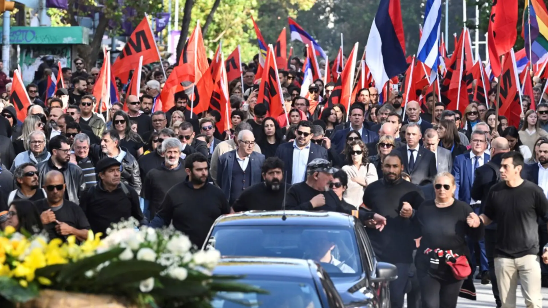 Miles de personas dan el último adiós a José Mujica acompañando su féretro por las calles de Montevideo