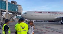 Nuevo avión con bandera estadounidense llegó a Maiquetía con 168 migrantes deportados este #9may