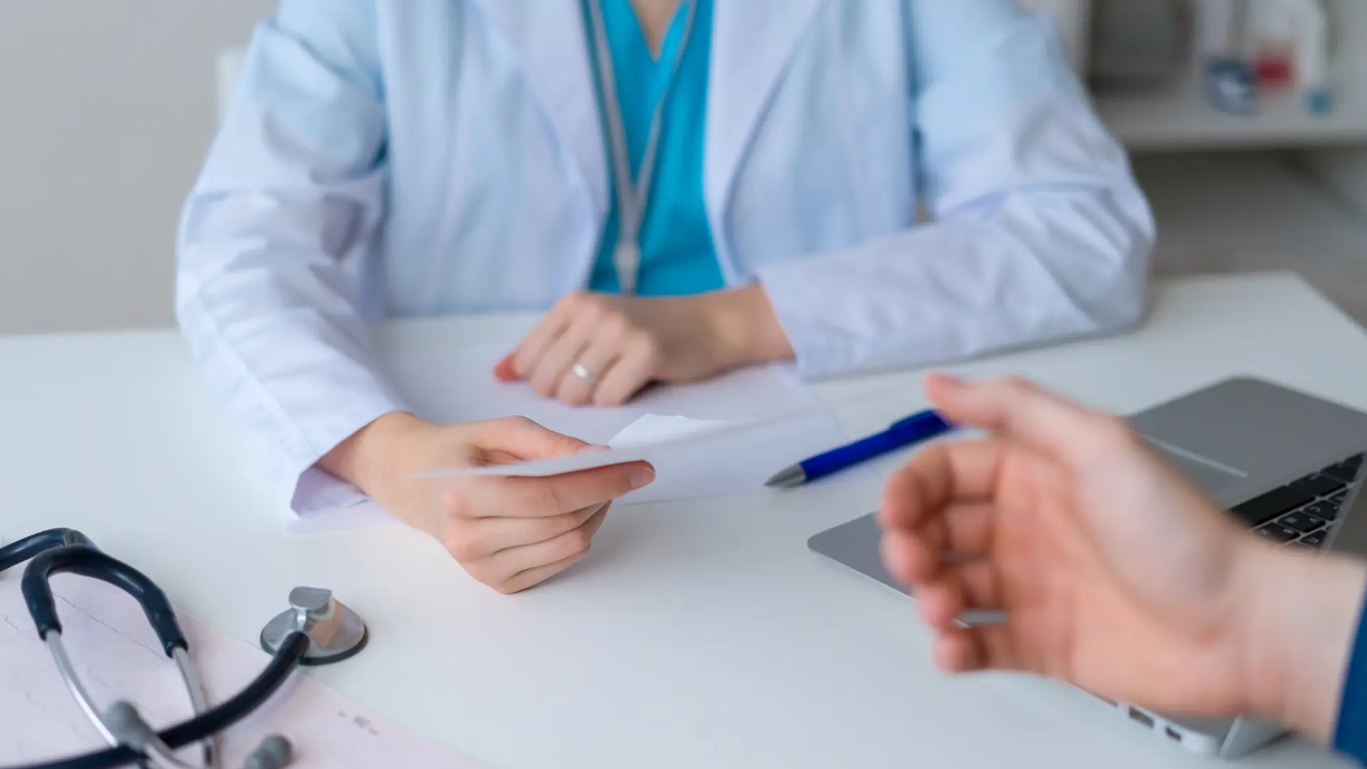 Pierde un testículo porque le diagnosticaron estreñimiento: tendrá que ser indemnizado con 38.000 euros