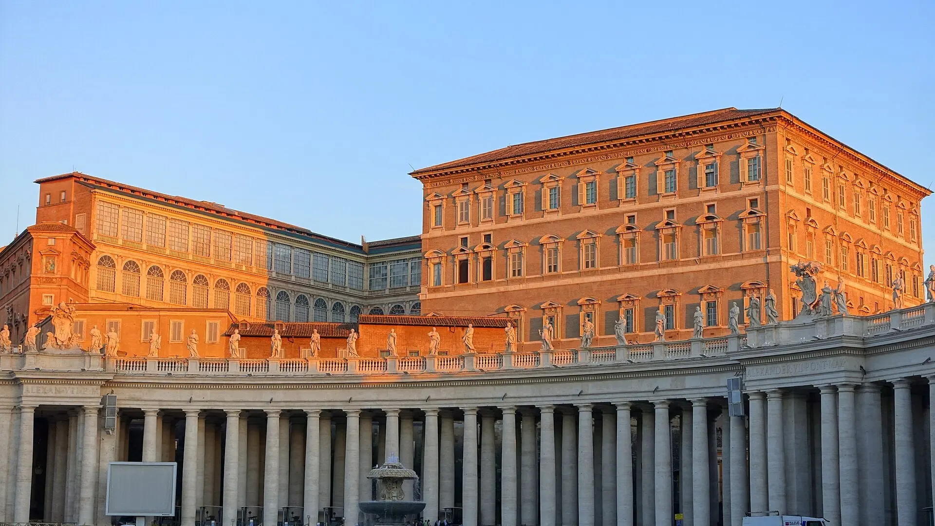 La dificil elección del papa León XIV: ¿la modesta Casa Santa Marta o el majestuoso Palacio Apostólico?