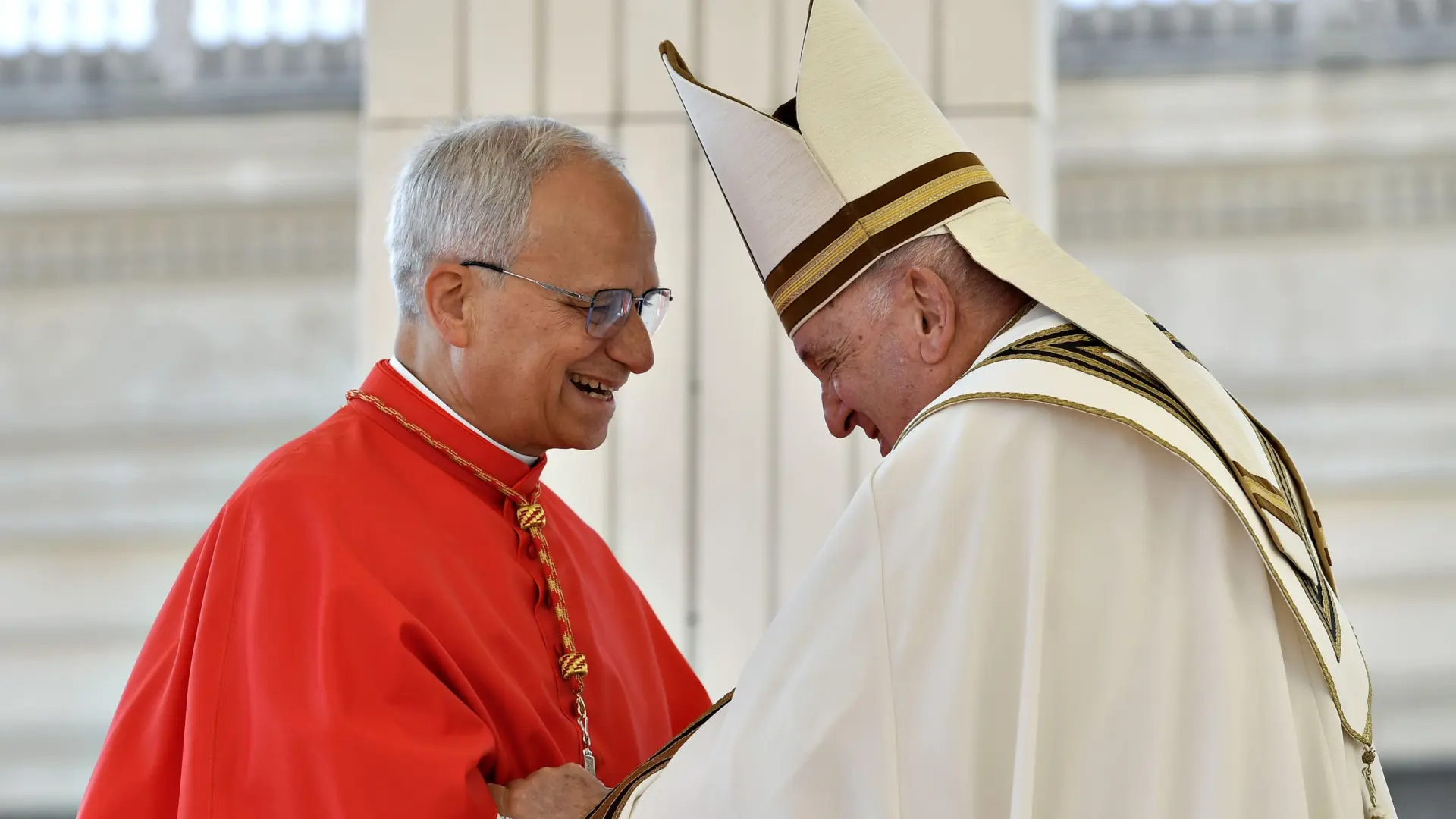 Con la vestimenta tradicional y un discurso preparado: las diferencias entre la primera aparición del Papa León XIV y Francisco