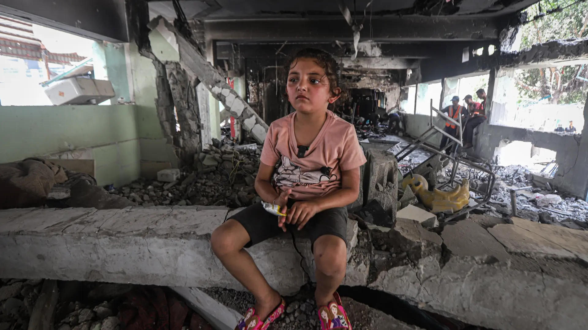 El testimonio de la niña gazatí que caminaba entre las llamas tras un ataque israelí: "Vi que mi mamá estaba muerta"