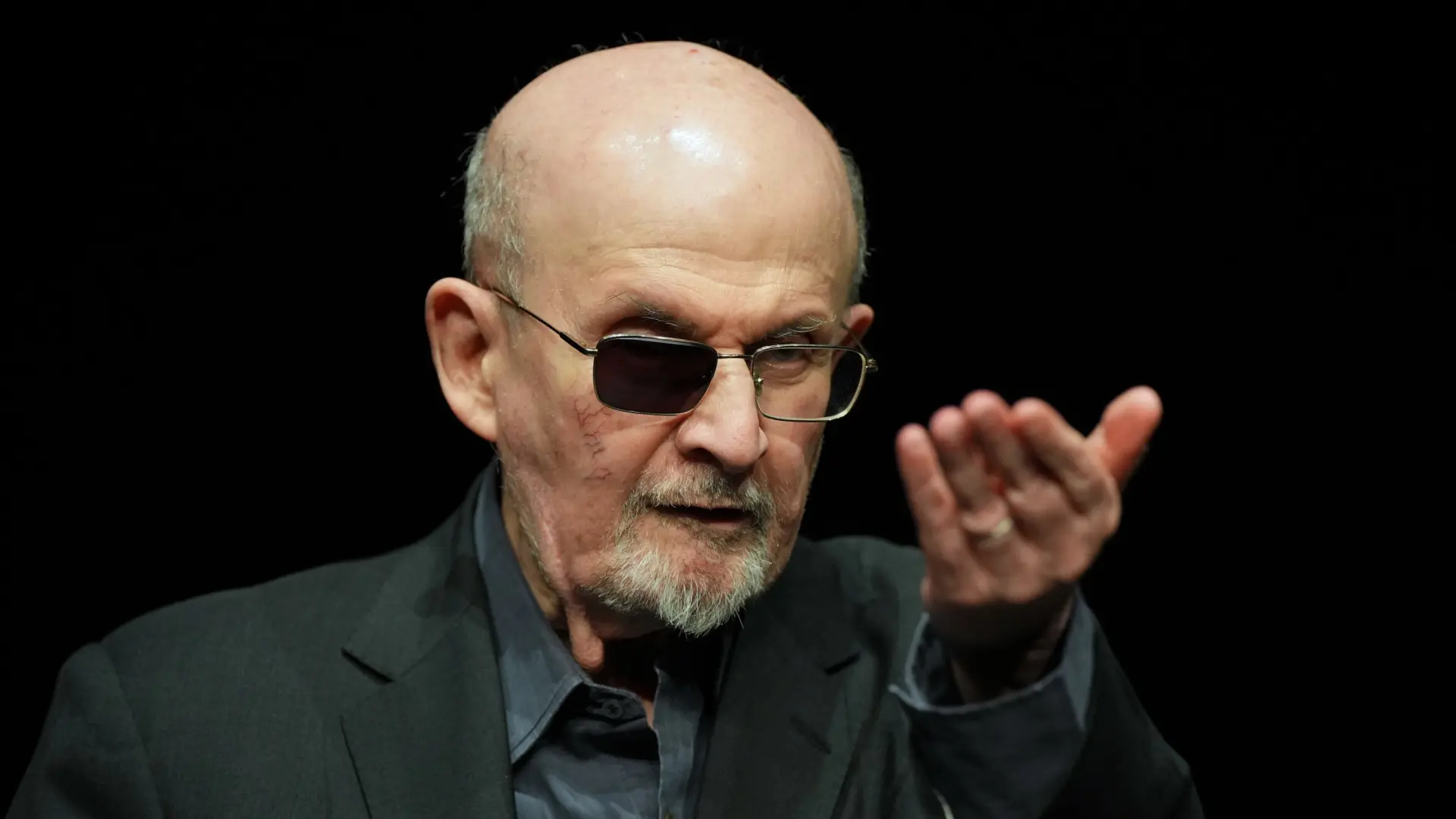El hombre que apuñaló a Salman Rushdie, dejándolo tuerto y con problemas en una mano, es condenado a 25 años de prisión