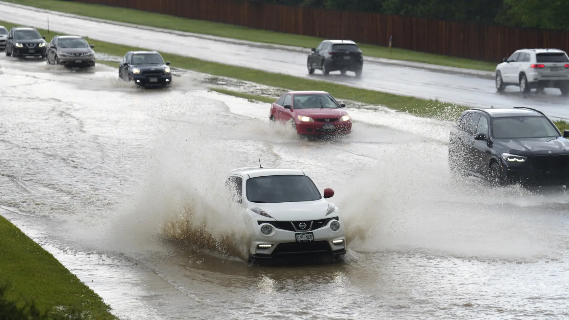 Las tormentas en Texas amenazan con inundaciones y tornados: miles de personas están sin electricidad
