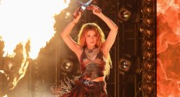 VIDEO: La aparatosa caída que sufrió Shakira durante un concierto