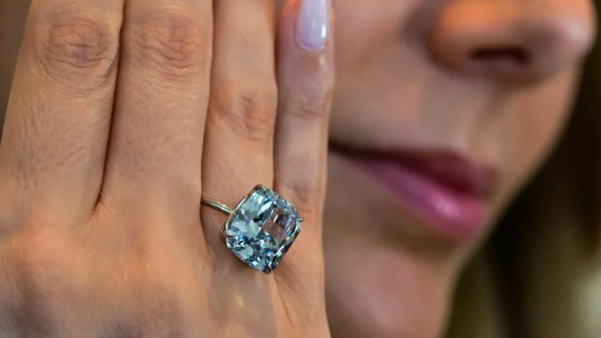 Una misteriosa coleccionista de EEUU compra en una subasta un "raro" diamante azul por 19 millones de euros