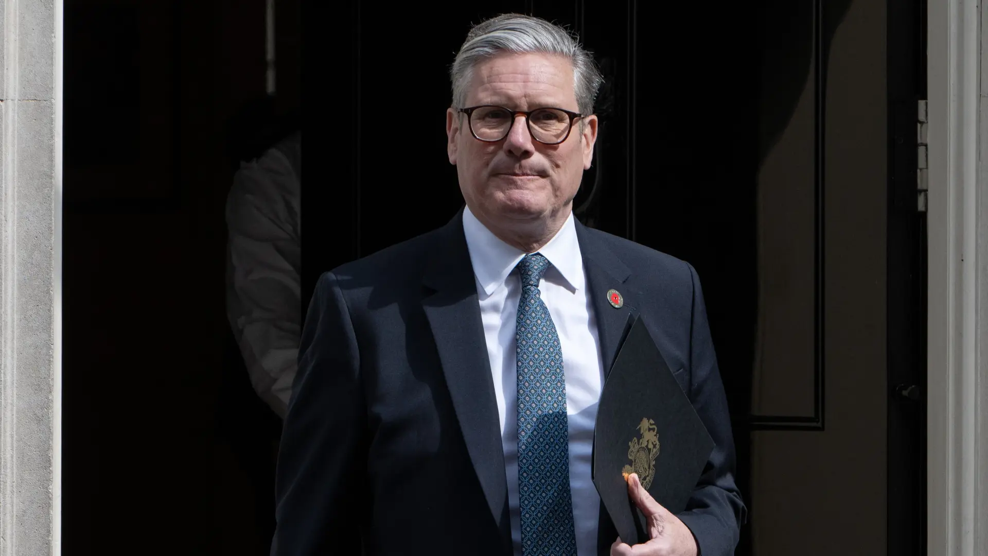 Starmer anuncia un plan para controlar la inmigración: más años para conseguir la ciudadanía y endurecimiento de visados