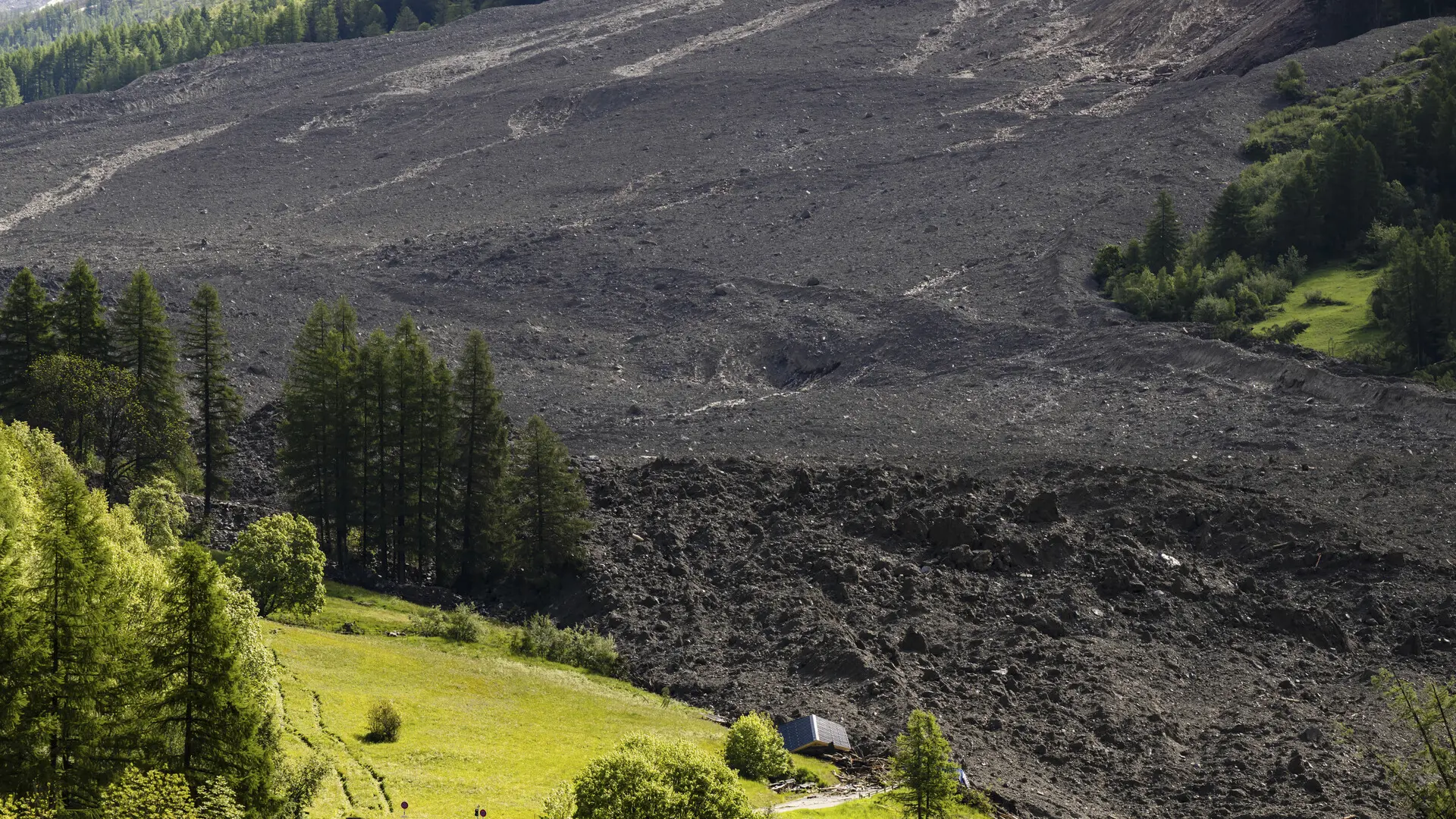 Así ha quedado el pueblo suizo de Blatten, tras ser sepultado por un glaciar