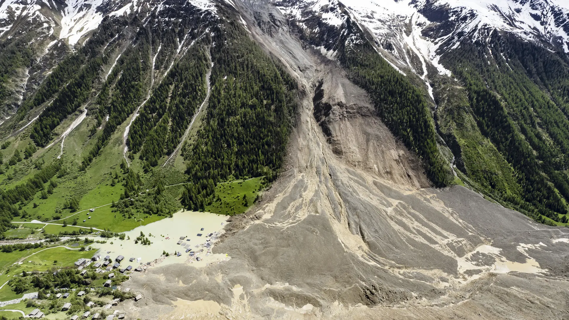 Las espectaculares fotos del antes y después de la avalancha en el pueblo suizo de Blatten