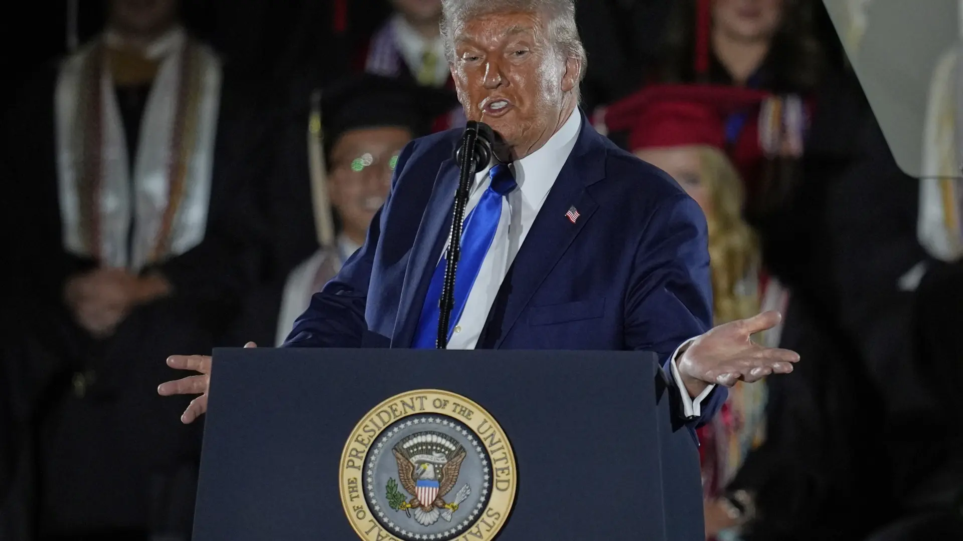 Trump dice que los magnates de internet ahora le "besan el culo"