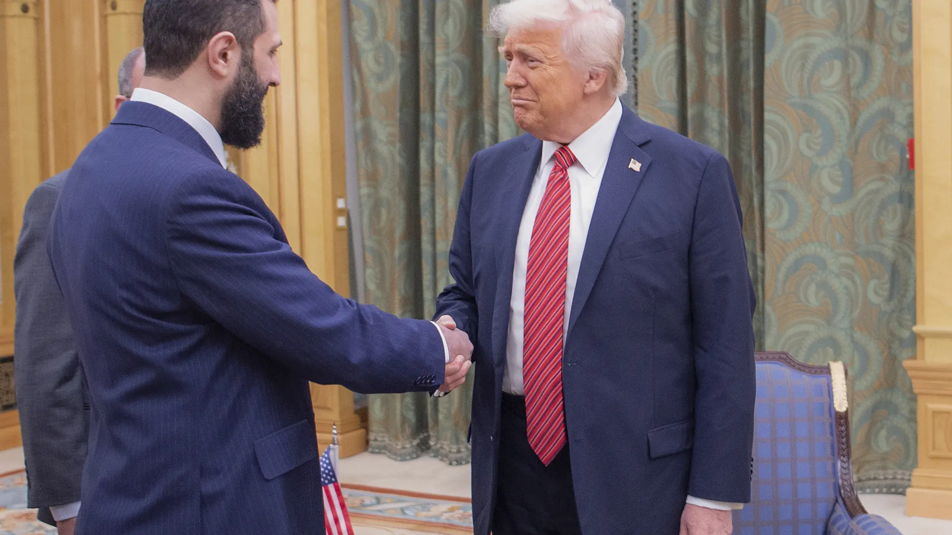 Trump aboga por "normalizar" las relaciones con Siria tras reunirse con el líder de la transición Al Shara en Arabia Saudí
