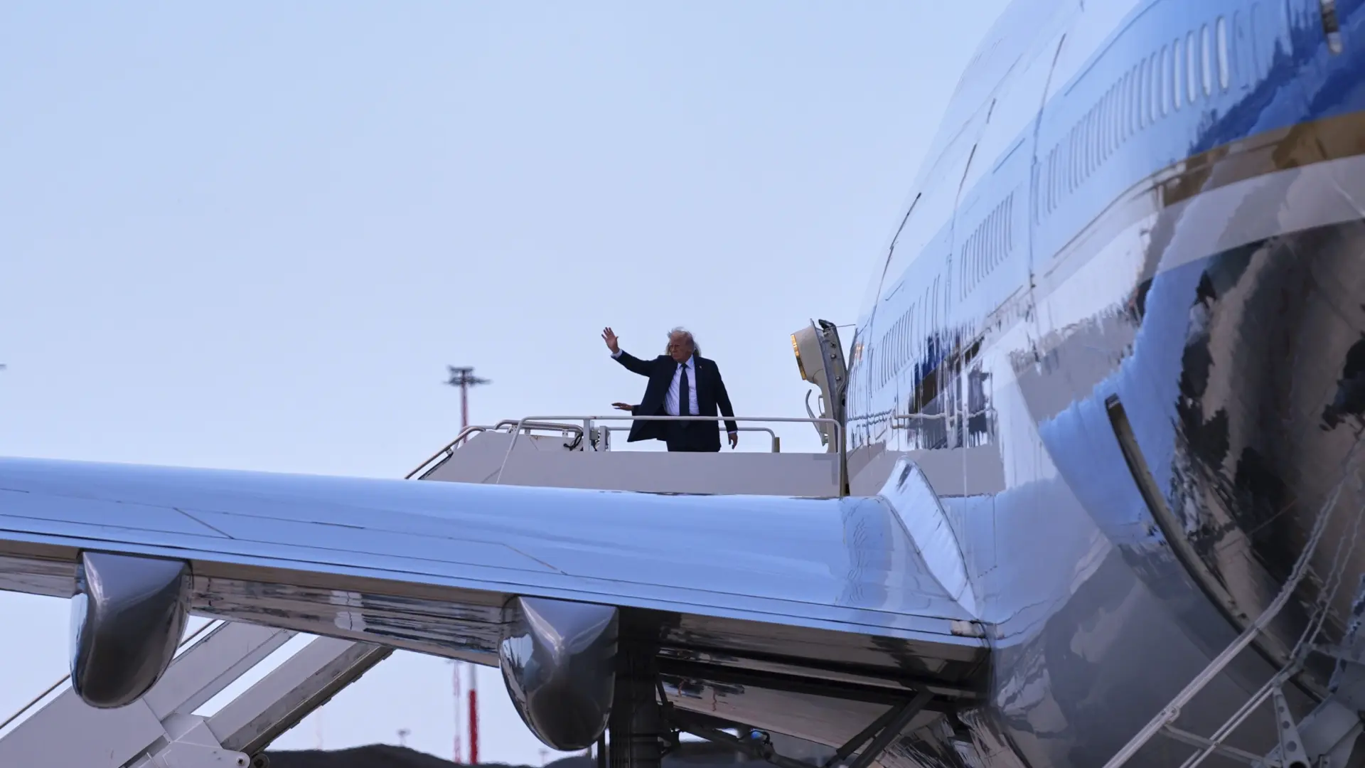 Trump afirma que sería "estúpido" rechazar el polémico avión regalado por Catar