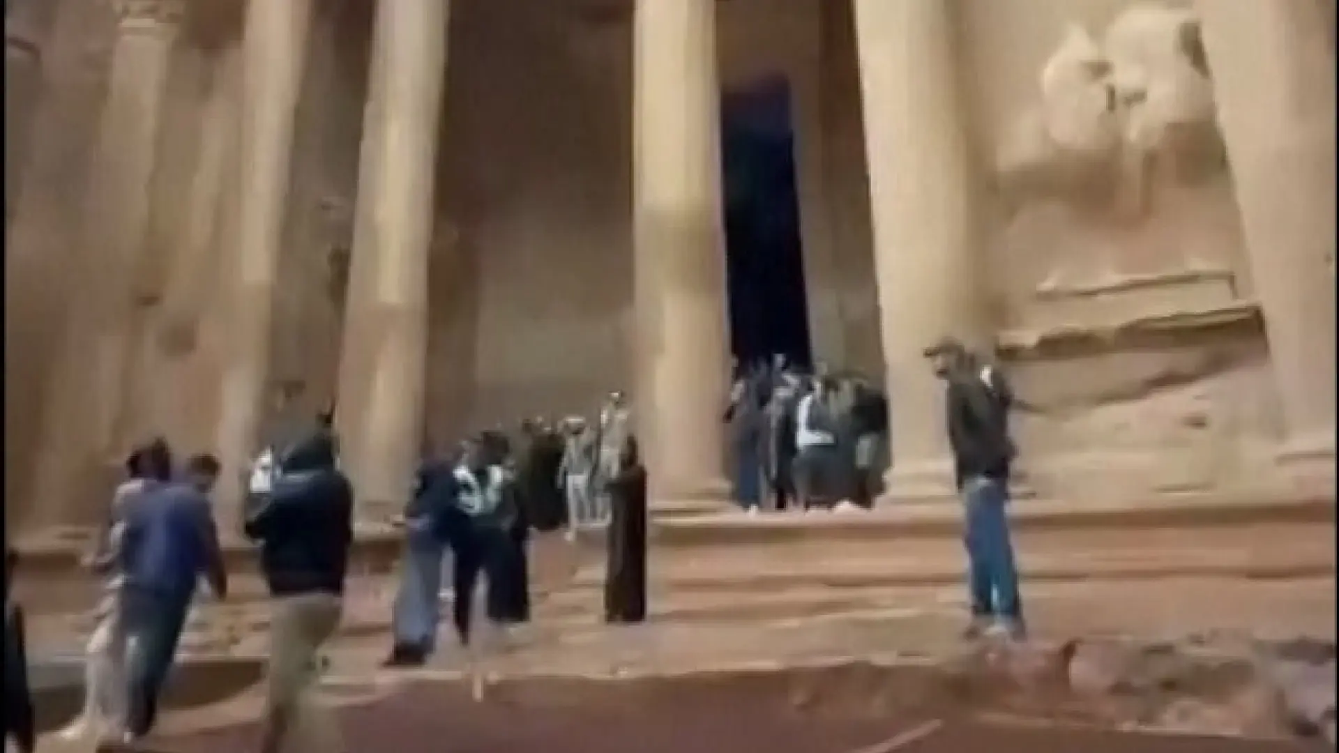 Mueren una madre y su hijo por las lluvias torrenciales cerca de Petra, donde centenares de turistas han sido evacuados
