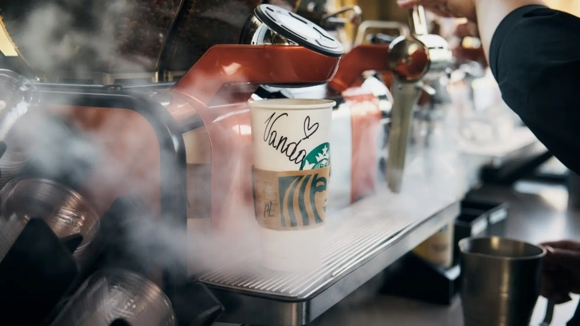 Starbucks rediseña su icónico vaso blanco para llevar: "Claro reflejo de una gran apuesta de la marca"