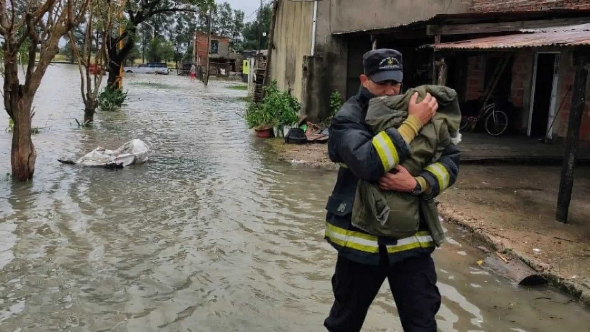 Un fuerte temporal provoca la muerte de una mujer y obliga a evacuar a más de un centenar de personas en Argentina