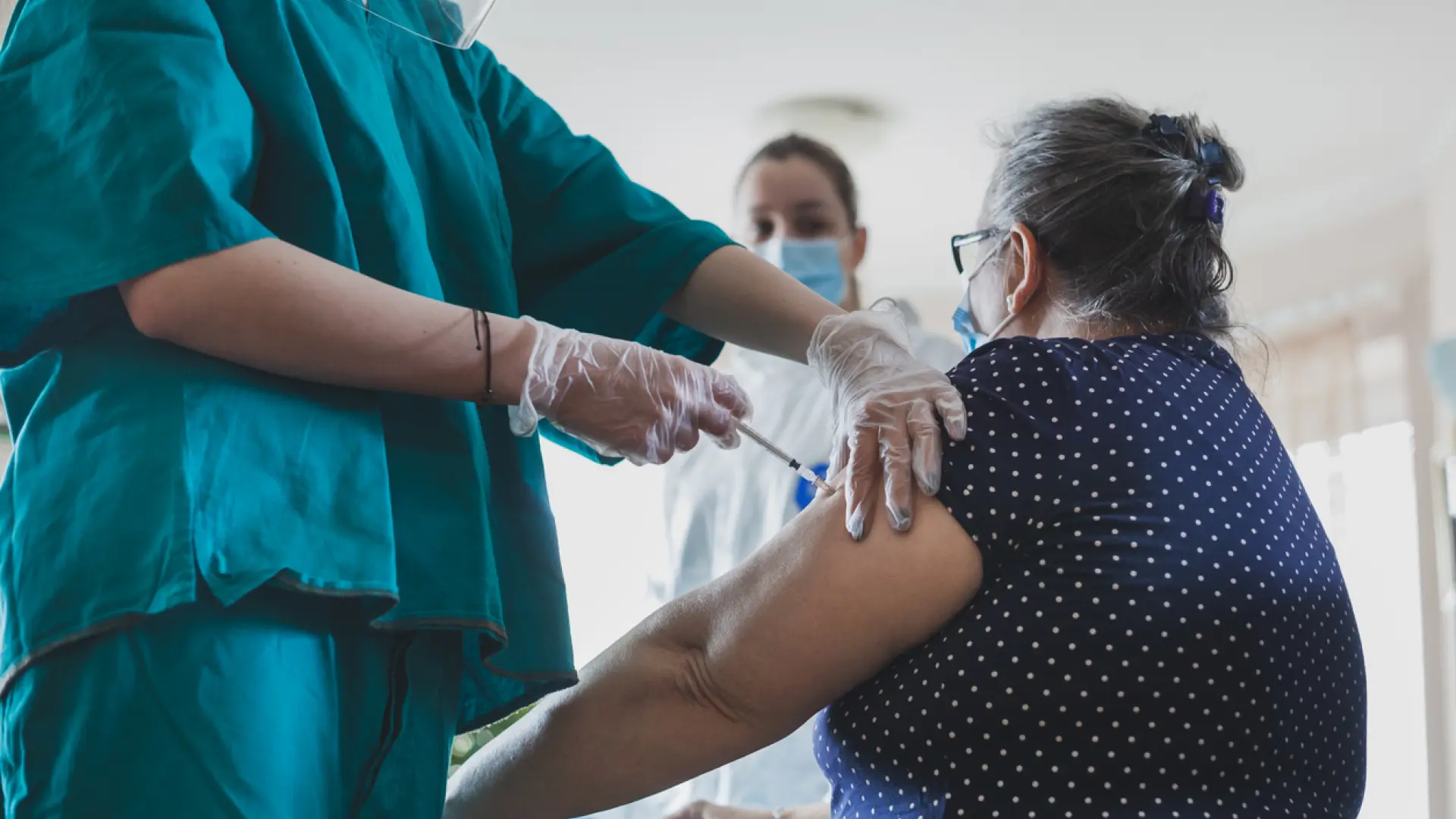 Una nueva vacuna de ARN arroja resultados prometedores contra la covid y la gripe en personas mayores