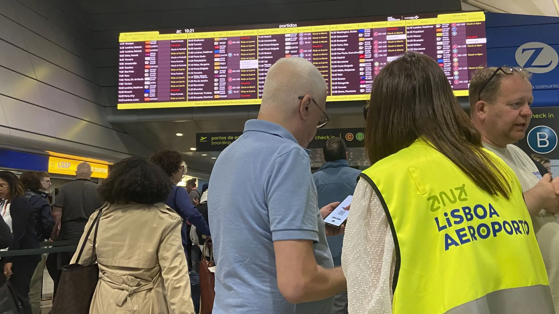 En vilo decenas de pasajeros aéreos en Lisboa por los equipajes retenidos tras el apagón