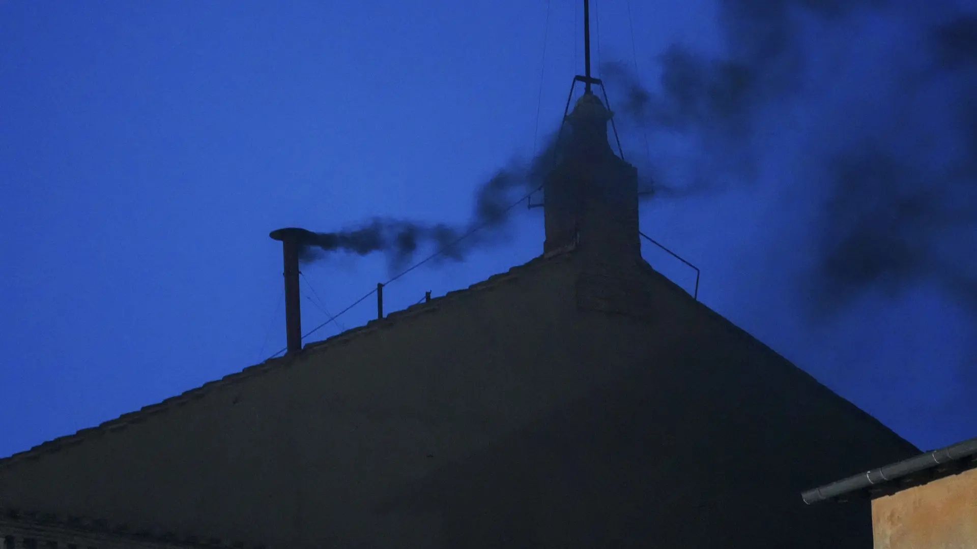 El motivo por el que la fumata negra de este miércoles se retrasó dos horas: "El cardenal se marcó 50 minutos de homilía"