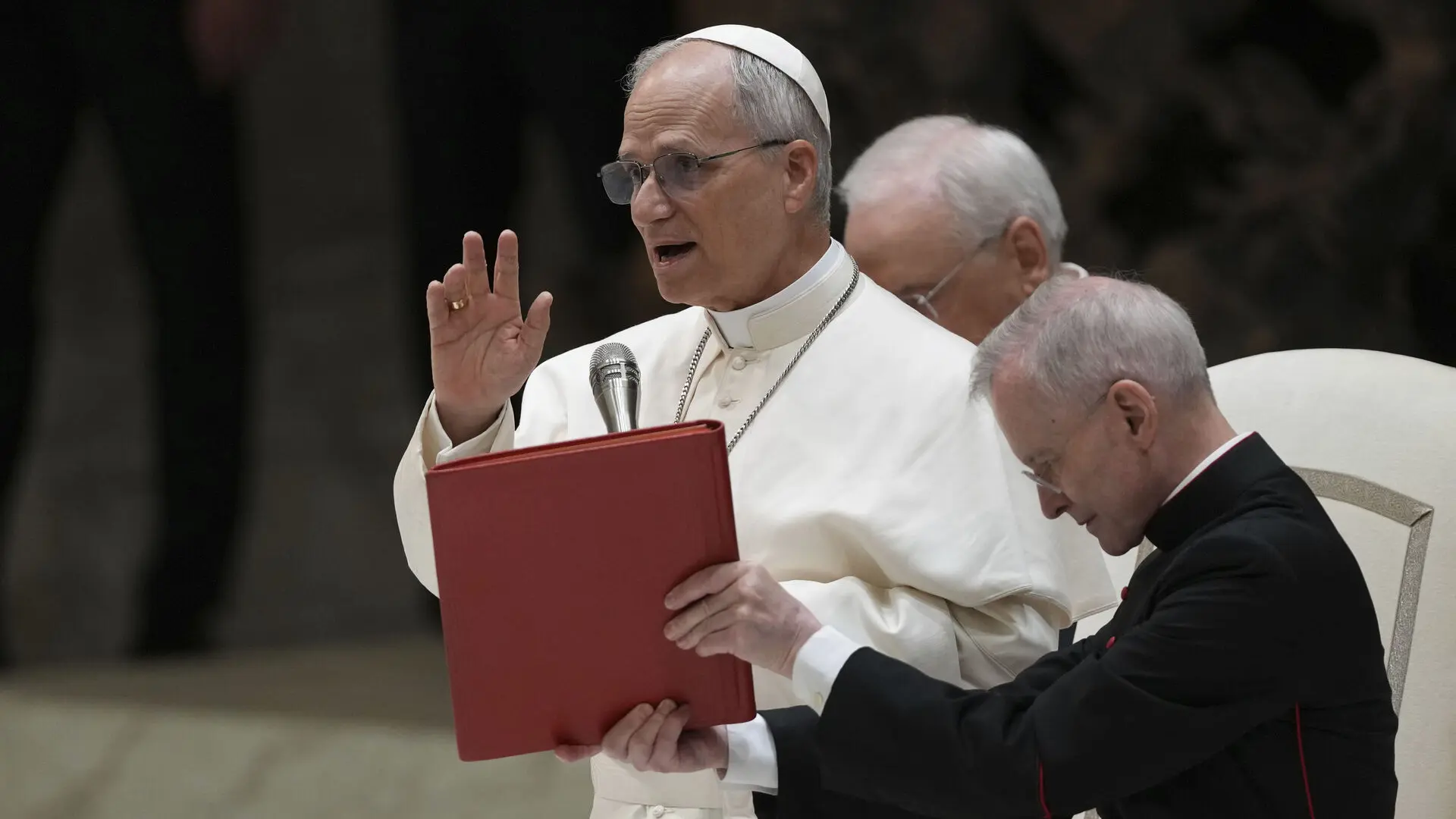 El Papa pide a los medios en el Vaticano que elijan "el camino de la comunicación a favor de la paz"