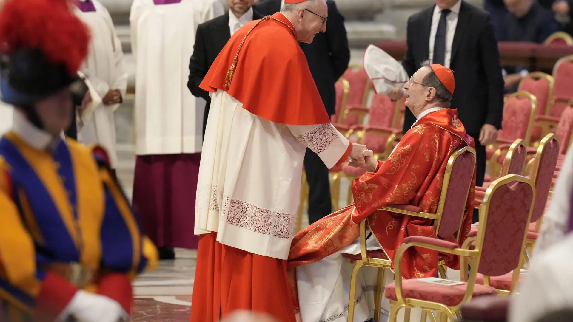 El polémico deseo de suerte "por partida doble" del cardenal decano a Parolin, uno de los grandes candidatos a suceder a Francisco