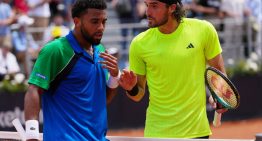 El picante cruce cara a cara en la red entre Fils y Tsitsipas en el Masters 1000 de Roma por un pelotazo al cuerpo