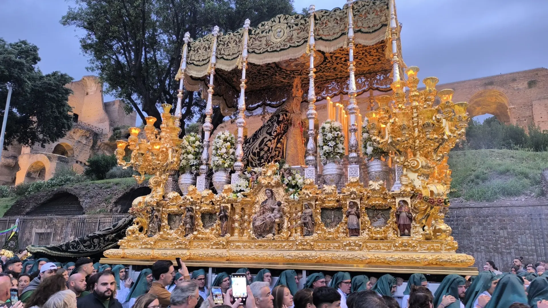 Histórica procesión del Jubileo en Roma del Cachorro, la Esperanza de Málaga y el Nazareno de León