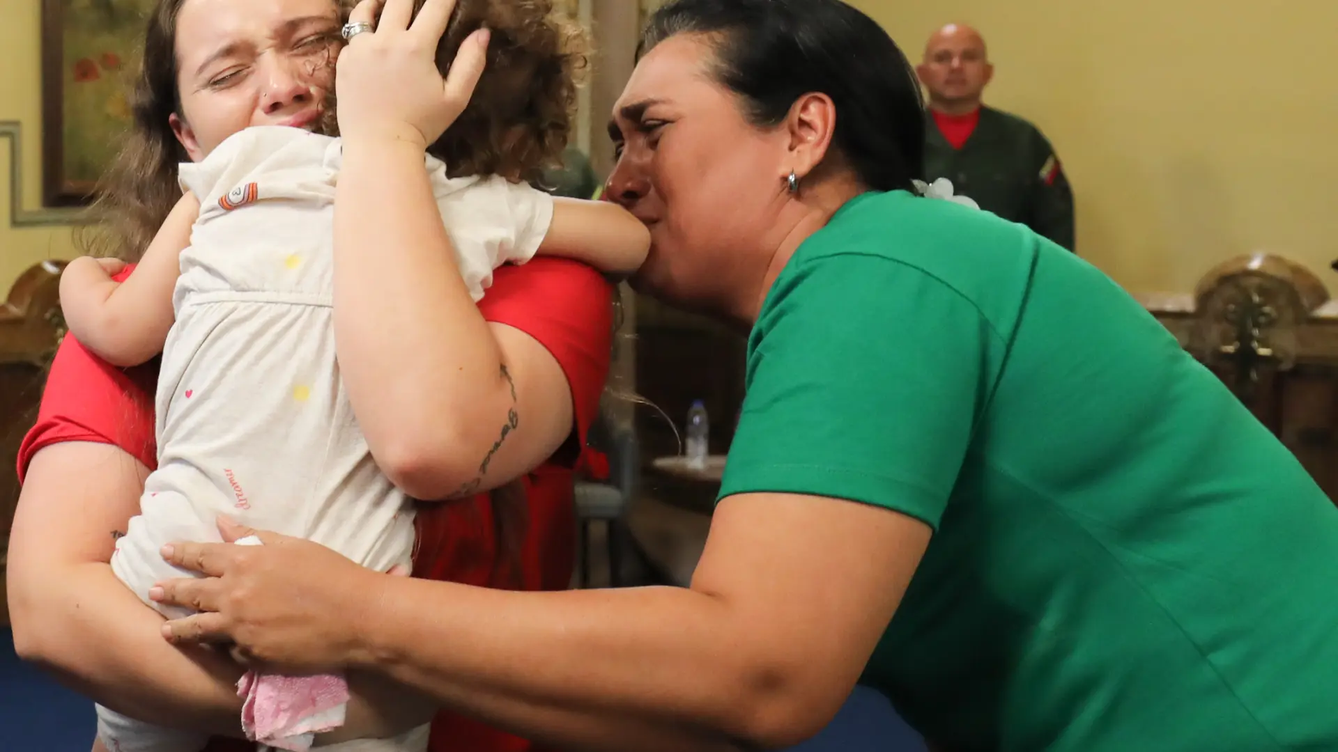 Llega a Venezuela una niña de dos años separada de su madre al ser deportada por EEUU en un vuelo de migrantes