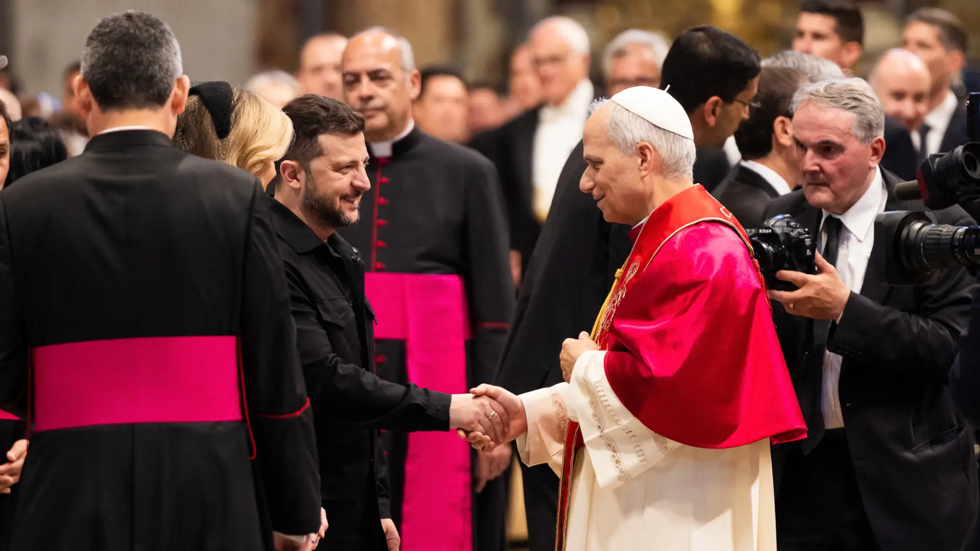 El papa León XIV recibe a Zelenski tras la misa de inicio de pontificado, donde ha pedido "una paz justa" para Ucrania
