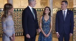 En FOTOS: la reina Letizia eclipsó a todos con vestido azul de flores doradas de Carolina Herrera