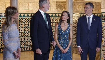 En FOTOS: la reina Letizia eclipsó a todos con vestido azul de flores doradas de Carolina Herrera