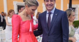 Manuela Villena impacta en Sevilla con un look de invitada de chaqueta y pantalón, un outfit perfecto para una boda de tarde