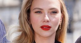 Scarlett Johansson (40 años):»Tengo los labios muy secos pero todo cambia cuando uso un iluminador y un bálsamo que los nutre sin rellenos»
