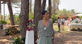 Un diez para la invitada que combinó el vestido más espectacular de Zara con un broche de Shein y fue la más elegante de la boda