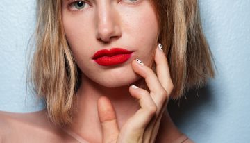 5 ideas de uñas almendradas que rejuvenecen las manos a los 50 y 60 años, además son tendencia para este verano