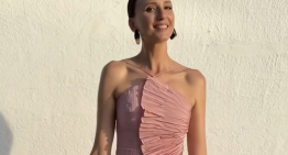 Esta invitada tiene el vestido más bonito y elegante que vas a ver hoy, hecho en el taller de una diseñadora madrileña