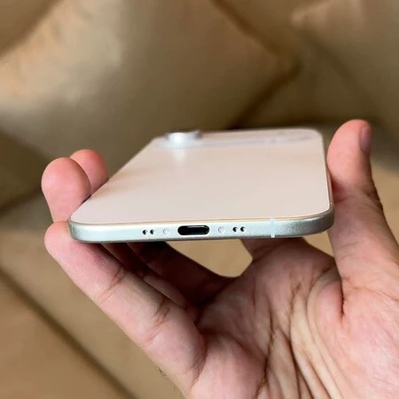 Vista inferior de una maqueta del iPhone 17 Air