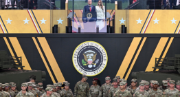 Donald Trump disfruta desfile militar, mientras cientos de miles se manifiestan en su contra