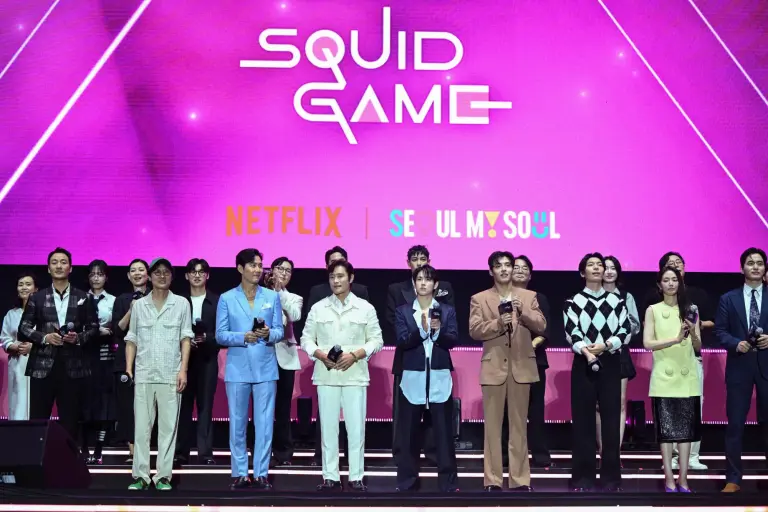 El director surcoreano Hwang Dong-hyuk y el elenco en un evento para fans de la serie surcoreana de Netflix "El Juego del Calamar Temporada 3"