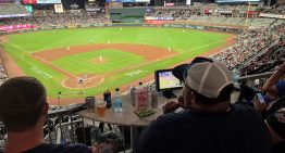 Una noche de béisbol en pleno Mundial de Clubes, en los ojos de un argentino: aman la cerveza y no saben quién es Messi