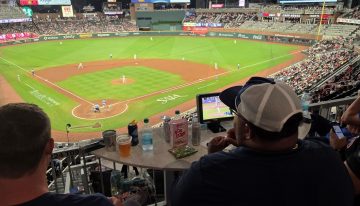 Una noche de béisbol en pleno Mundial de Clubes, en los ojos de un argentino: aman la cerveza y no saben quién es Messi