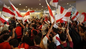 Miles de hinchas de River armaron un ruidoso y colorido banderazo y Seattle se convirtió por un ratito en Núñez