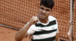 Alcaraz transpiró la camiseta para vencer a Shelton y avanzar a los cuartos de final de Roland Garros: triunfo N° 100 y fair play por partida doble