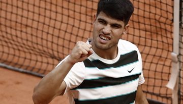 Alcaraz transpiró la camiseta para vencer a Shelton y avanzar a los cuartos de final de Roland Garros: triunfo N° 100 y fair play por partida doble