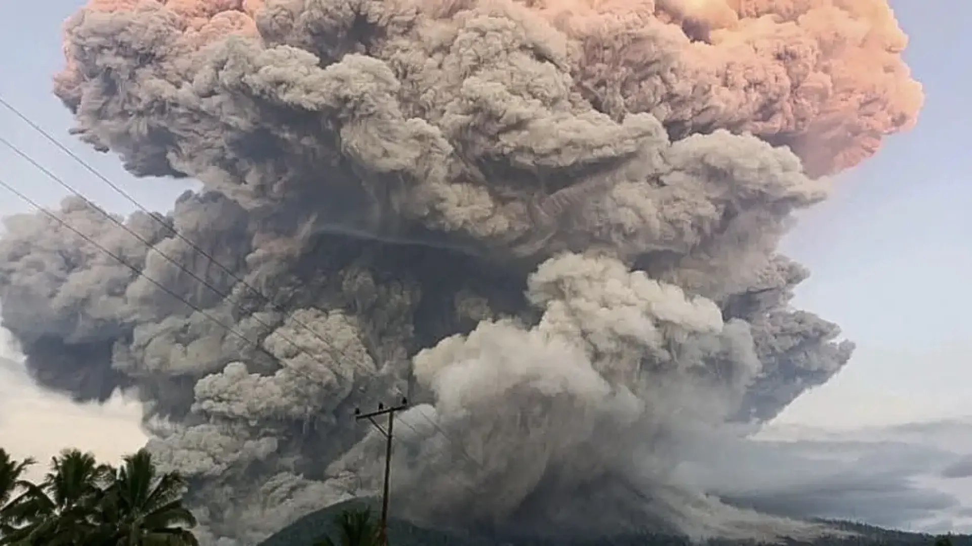 Alerta máxima en Indonesia por la erupción del volcán Lewotobi: provoca una columna de humo de 10 kilómetros