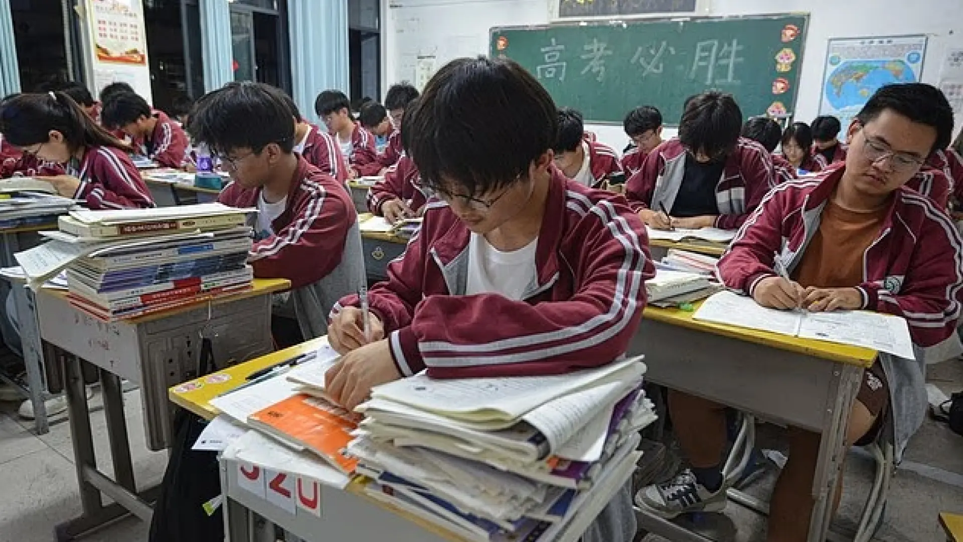La aplaudida medida que ha puesto en marcha China contra las trampas en sus exámenes de acceso a la universidad