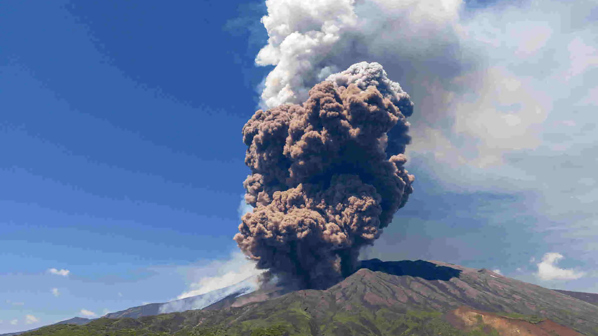 Italia da por finalizada la erupción del Etna y afirma que el acceso estaba prohibido desde varias horas antes